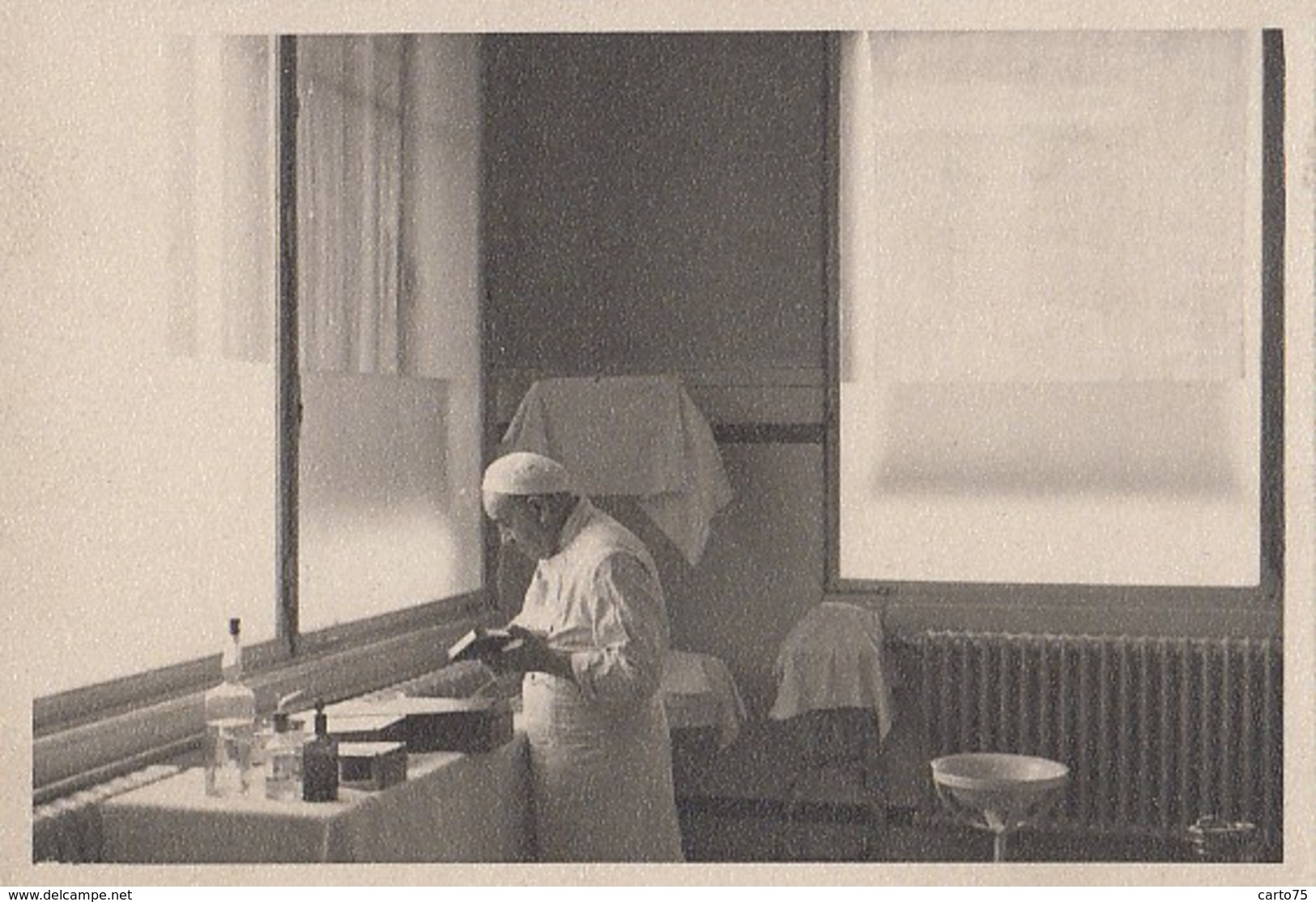 Santé - Médecin Dans Une Salle De Soins - Hôpital Saint-Michel - Paris 15ème ? Photographie - Santé