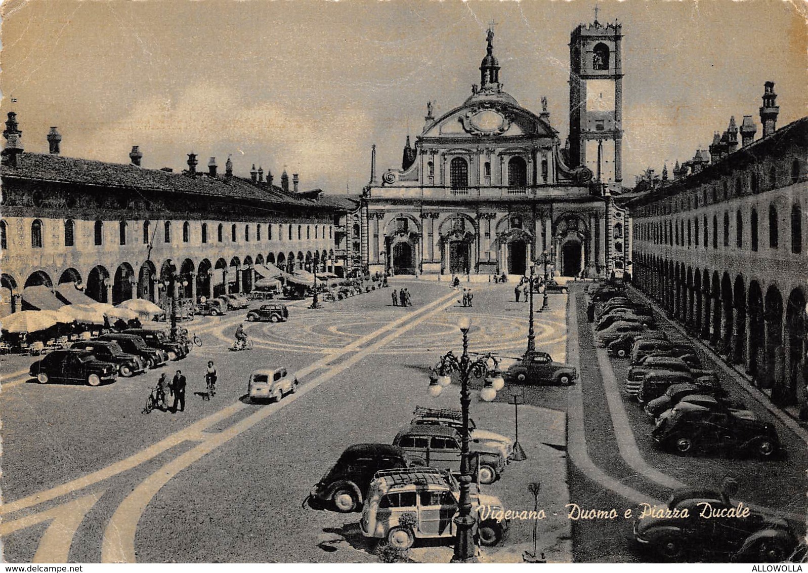 6519 " VIGEVANO-DUOMO E PIAZZA DUCALE "ANIMATA-AUTO ANNI '50 - CART. POST. ORIG. SPEDITA 1956 - Vigevano