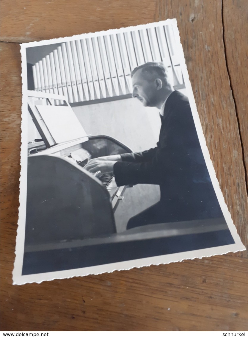 DEUTSCHER MANN DAZUMAL - MUENCHENBERNSDORF - HERR SPIELT AUF DER ORGEL - ORGANIST - WIDMUNG - NAME - Identifizierten Personen