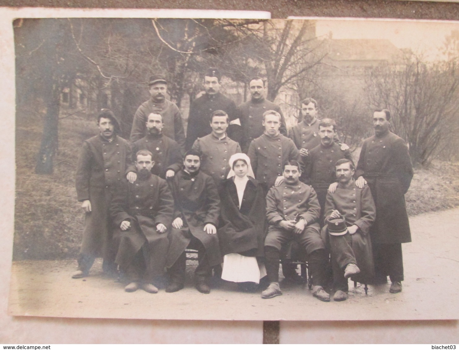 Soigneurs Et Blessée Militaire - Guerre, Militaire