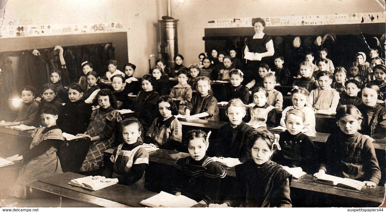 Grande Photo Originale Scolaire Et Groupe D'écolières Sage Vers 1900/10 & Poêle à Bois Au Fond De La Classe - Personnes Anonymes