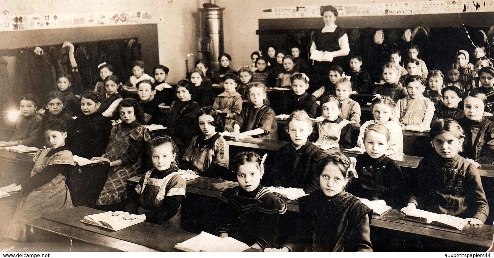 Grande Photo Originale Scolaire Et Groupe D'écolières Sage Vers 1900/10 & Poêle à Bois Au Fond De La Classe - Personnes Anonymes