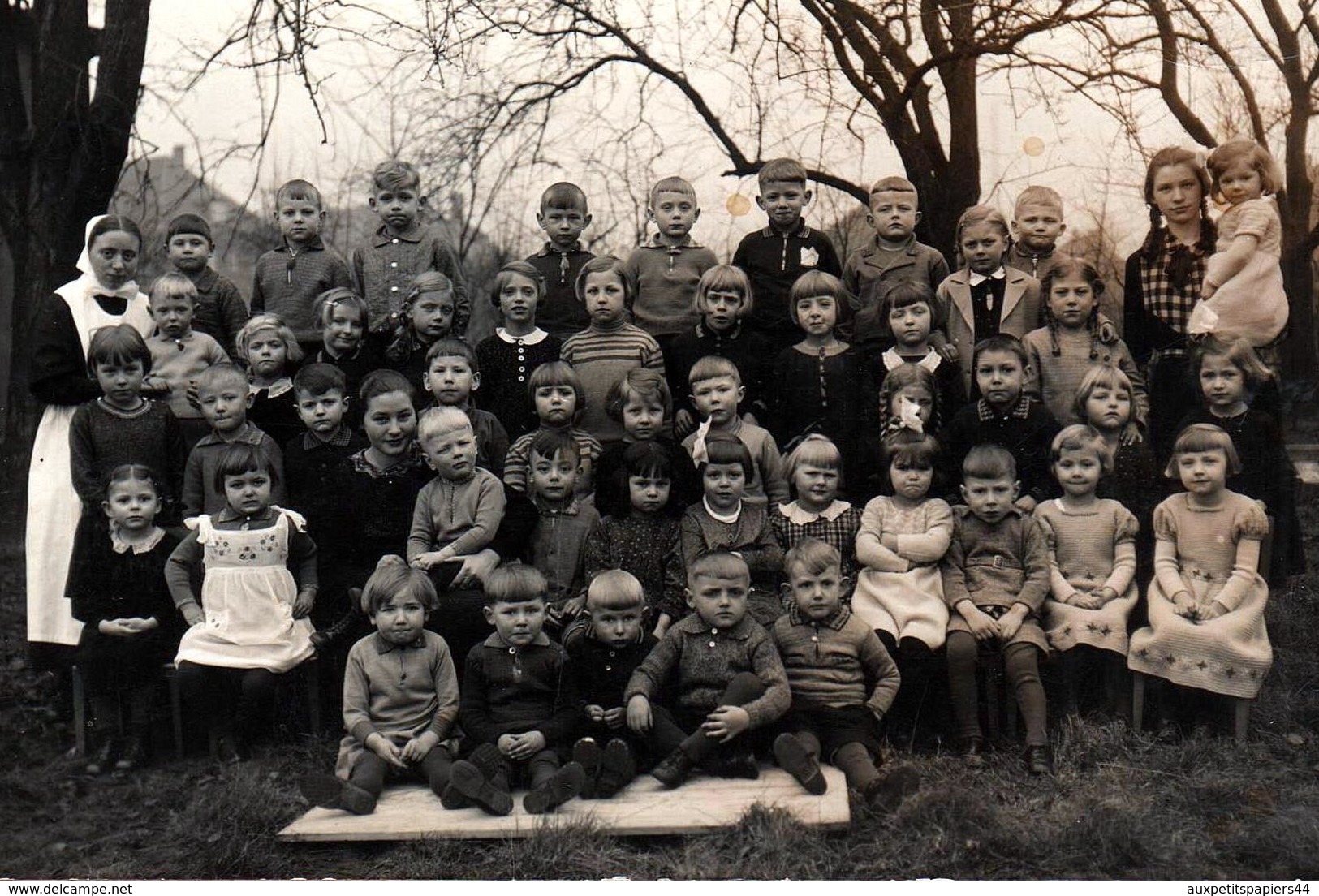 Carte Photo Originale Scolaire Groupe D'écoliers Dans La Cour De Récréation De L'école Ecole Mixte Vers 1930 - Persone Anonimi