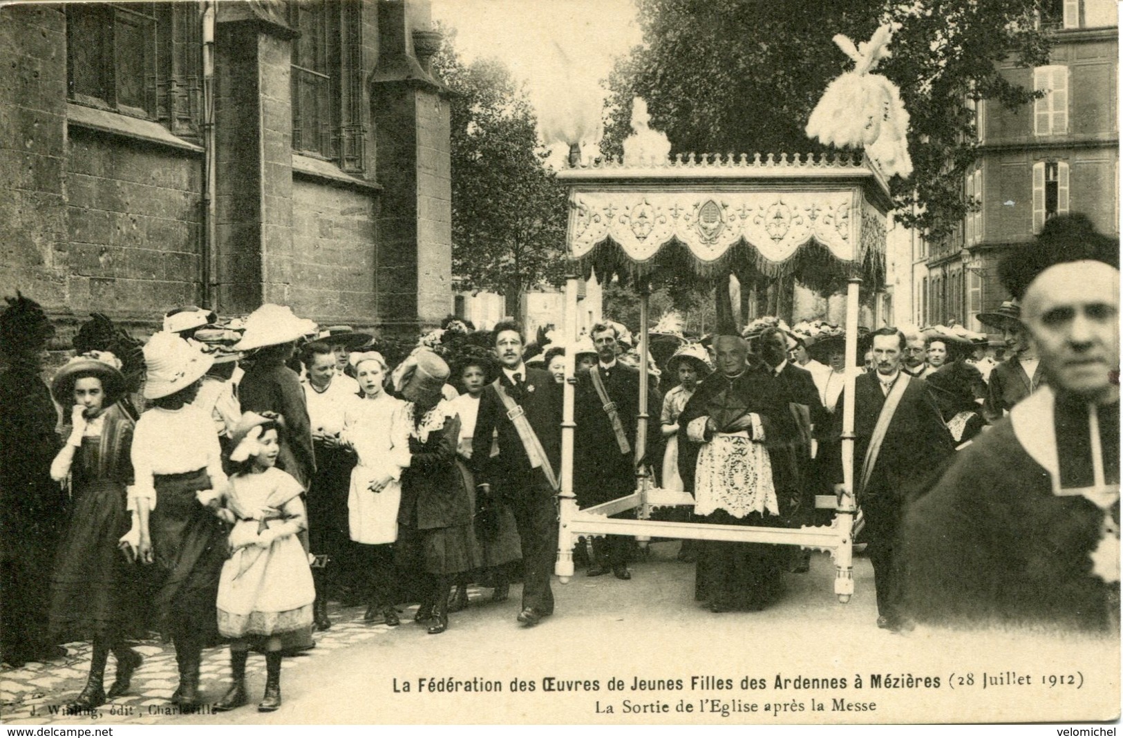 MEZIERES. 1912. La Sortie De L'église Après La Messe - Charleville