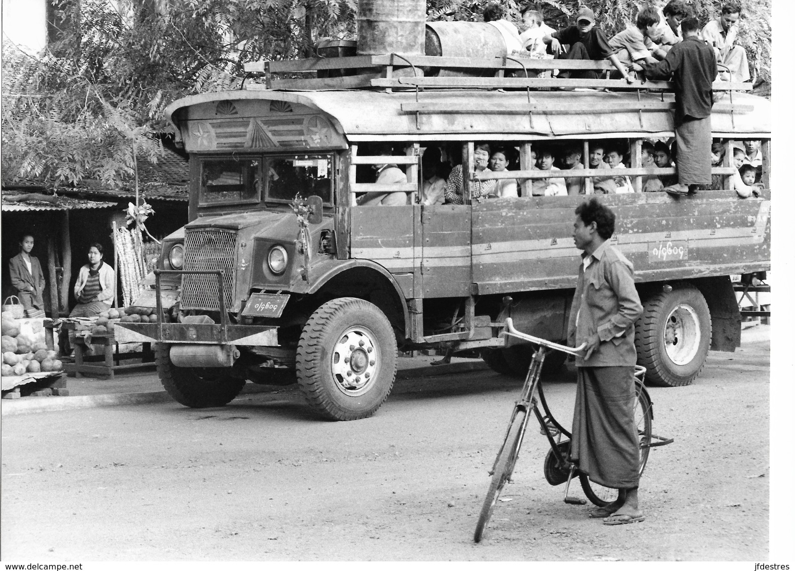 Photo Myanmar Bus (anciens Camions De L'armée) Sur La Route De Popa Photo Vivant Univers - Orte