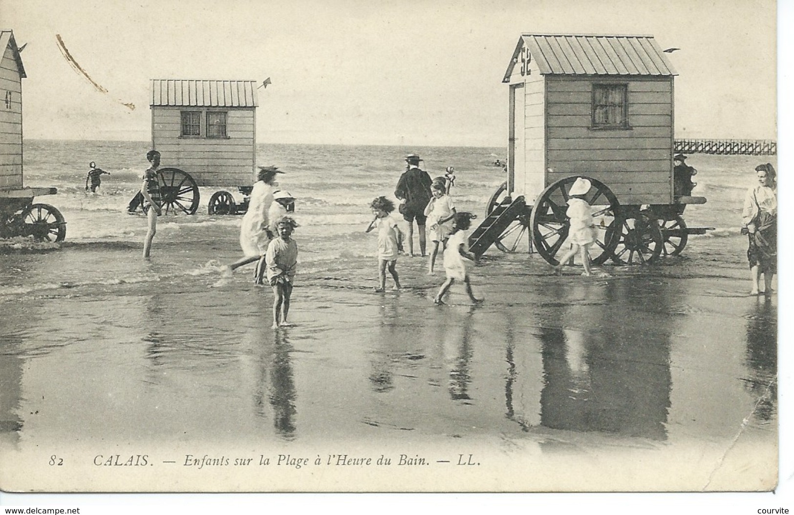 Calais - Enfants Sur La Plage à L'heure Du Bain - Calais