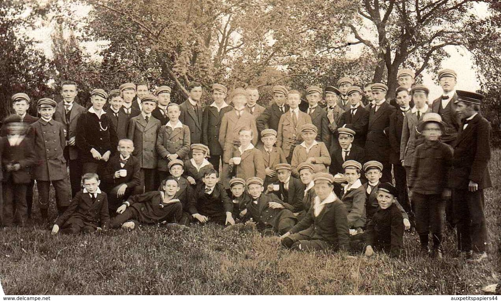 Photo Originale Scolaire Groupe D'écoliers Garçons à La Casquette Dans Un Parc En 1919 - Voir Légende Dos - Persone Anonimi