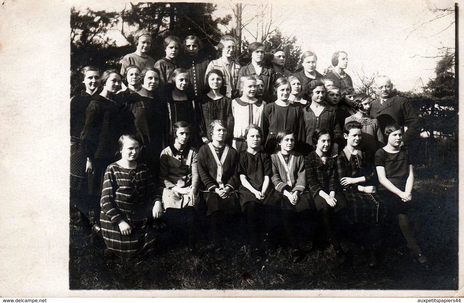 C. Photo Originale Scolaire Groupe D'écolières En Plein Air Avec Professeur Pour Collégiennes En 1926 - Voir Légende Dos - Persone Anonimi