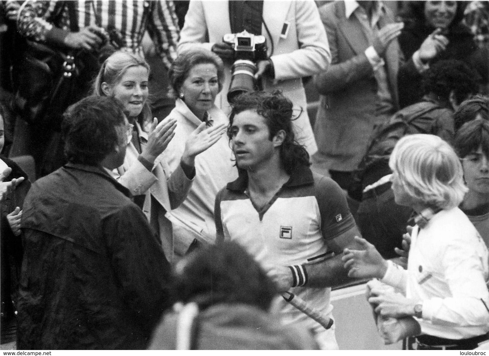 ROLAND GARROS 1977 GUILLERMO VILAS   PHOTO 17 X 12 CM TIRAGE DU JOURNAL L'EQUIPE - Autres & Non Classés