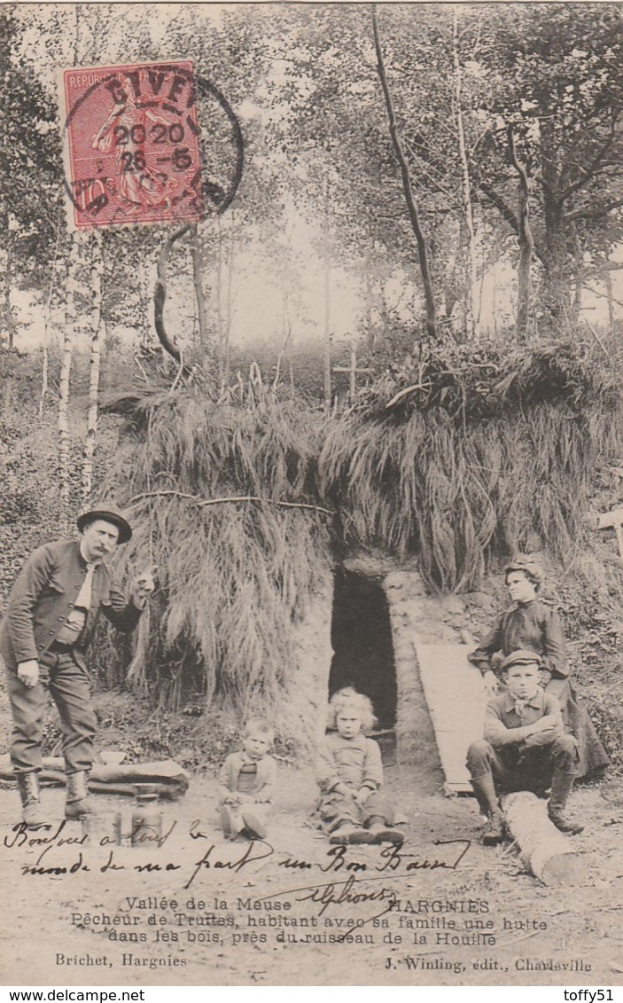 CPA:HARGNIES (08) PÊCHEUR DE TRUITES FAMILLE HABITATION HUTTE DANS LES BOIS.ÉCRITE - Autres & Non Classés