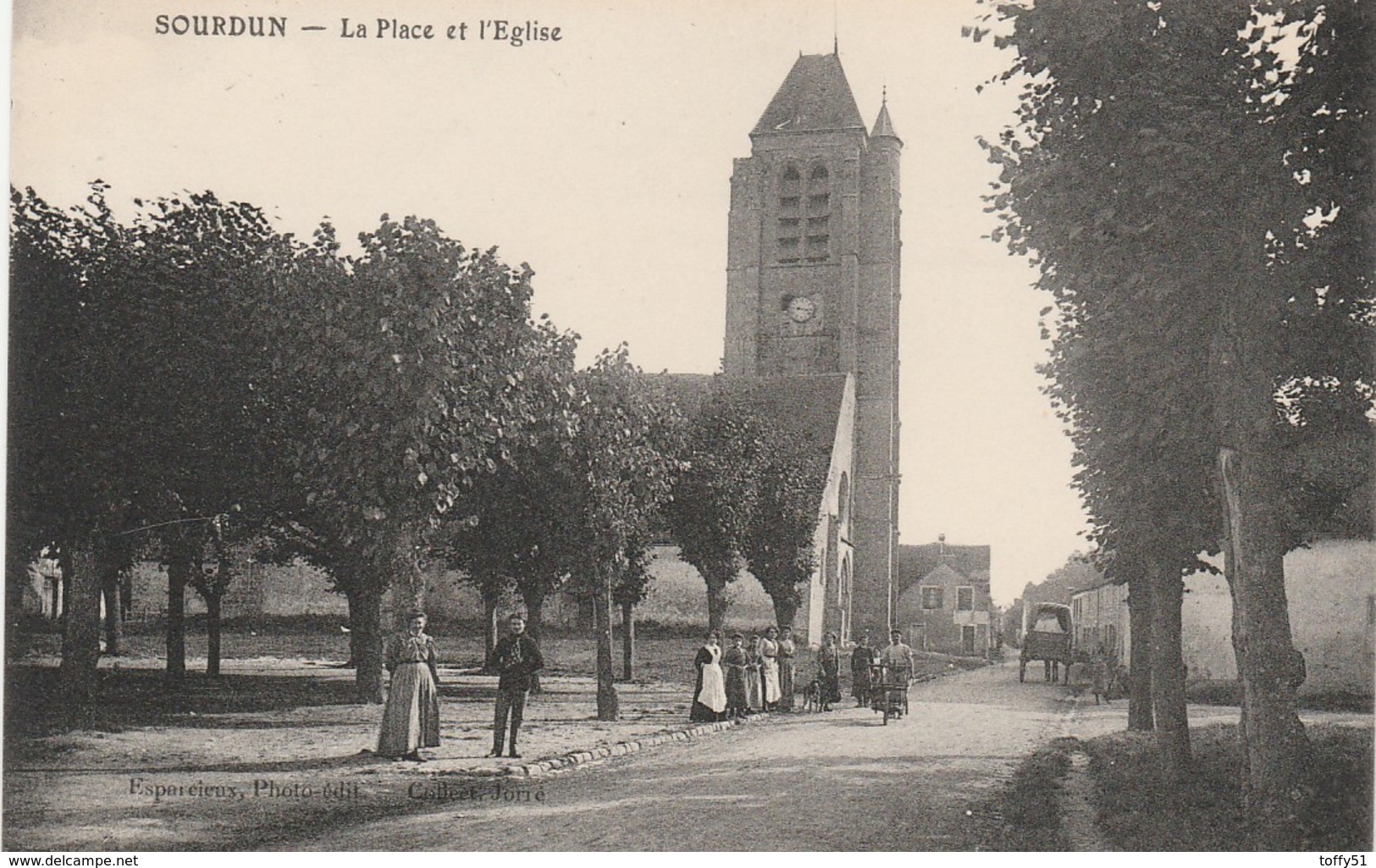 CPA:SOURDUN (77) ÉGLISE PLACE ANIMÉE..ÉCRITE - Autres & Non Classés