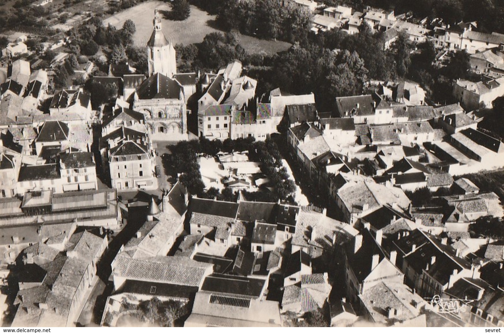 CIVRAY. - Vue Aérienne. CPM Dentelée - Civray