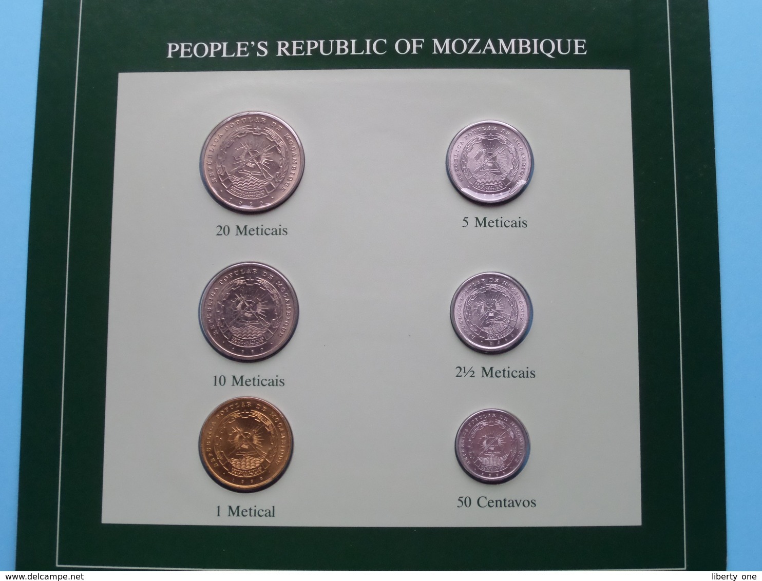 PEOPLE'S REPUBLIC OF MOZAMBIQUE ( Coin Sets Of All Nations ) Card 20,5 X 29,5 Cm. ) + Stamp 1985 Mocambique ! - Mozambique