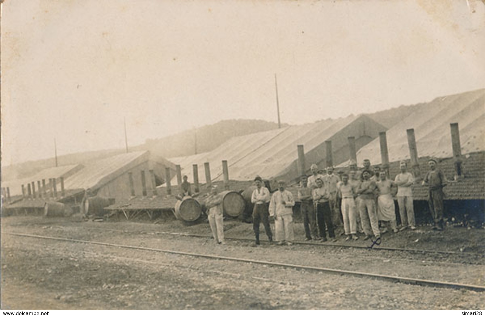 ELBEUF - CARTE PHOTO MILITAIRE - CAMPEMENT A COTE D'UNE VOIE FERREE - Elbeuf