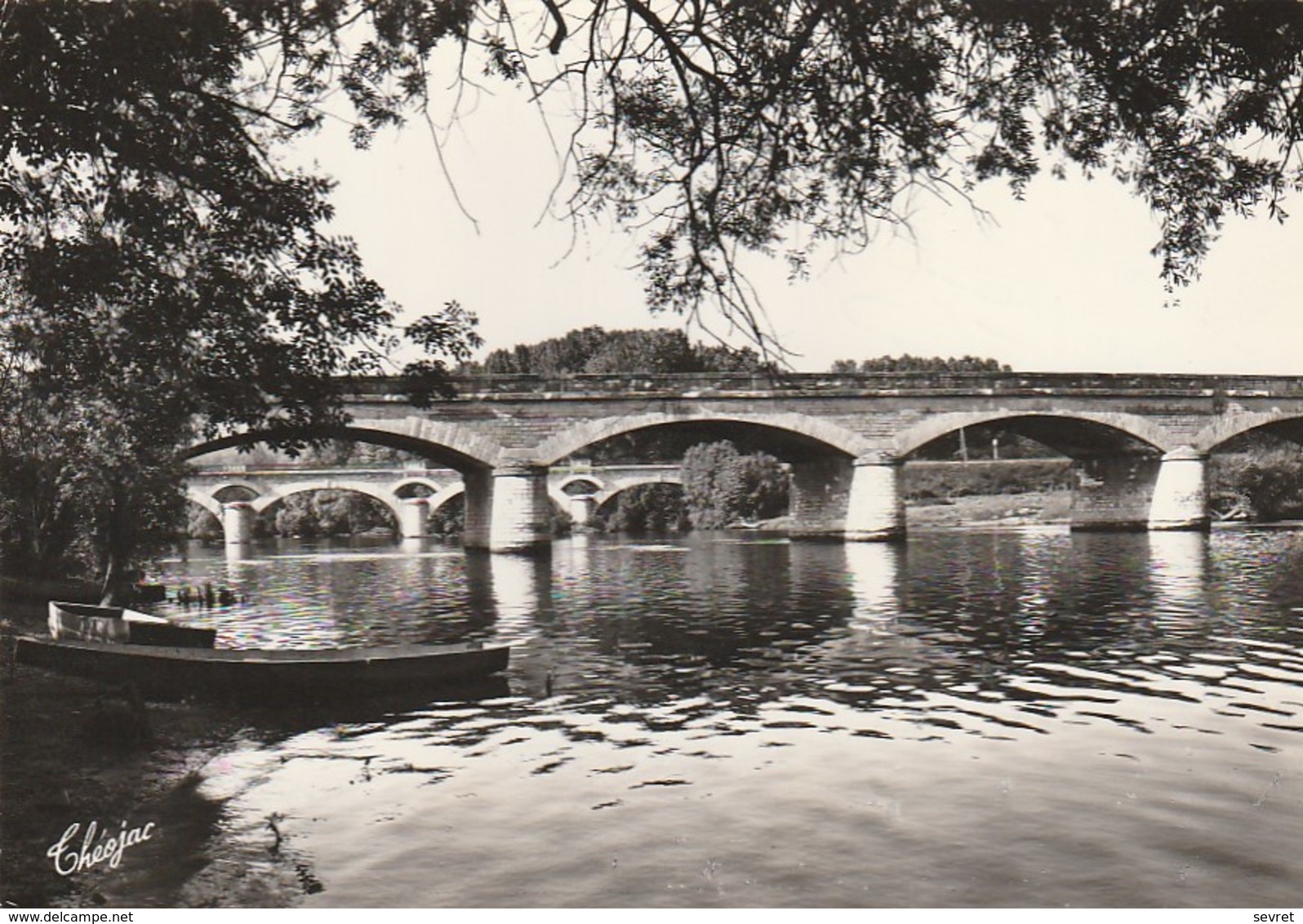 LUSSAC-LES-CHÂTEAUX. - Les Ponts. CPM Dentelée - Lussac Les Chateaux