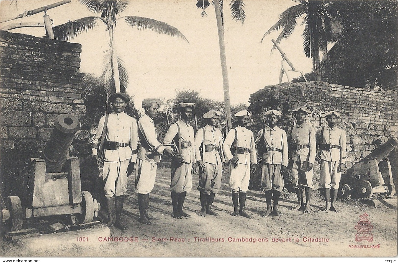 CPA Cambodge Siem-reap Tirailleurs Cambodgiens Devant La Citadelle - Cambodge