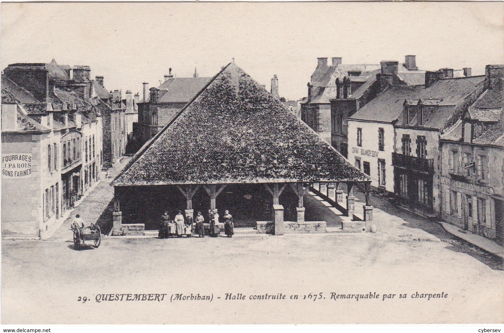 QUESTEMBERT - Halle Construite En 1675. Remarquable Par Sa Charpente - Animé - Questembert