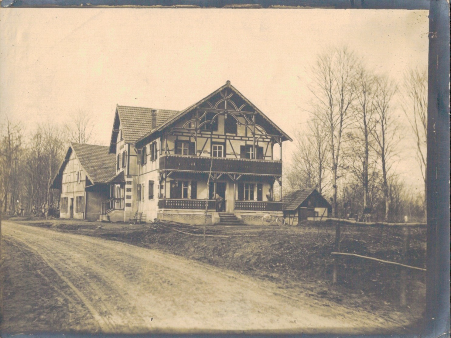 J37 - Photo Originale - ALSACE 1915 - 1916 - La Maison Forestière Derrière Laquelle Se Trouvait Notre Central Téléphoniq - Guerre, Militaire