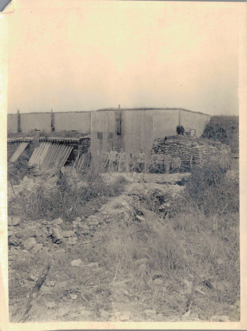 J37 - Photo Originale - VERDUN 1916 - L'abri D'Eix Avec Ses Cannais Où Nous Sommes Avec Notre Central - Guerre, Militaire