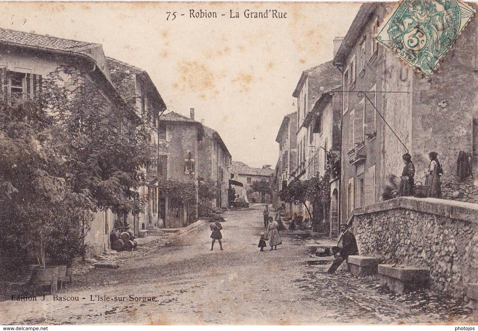 CPA  Robion  (84) La Grande Rue   Animation  Plan Rare   Ed  Bascou N° 75 - Robion