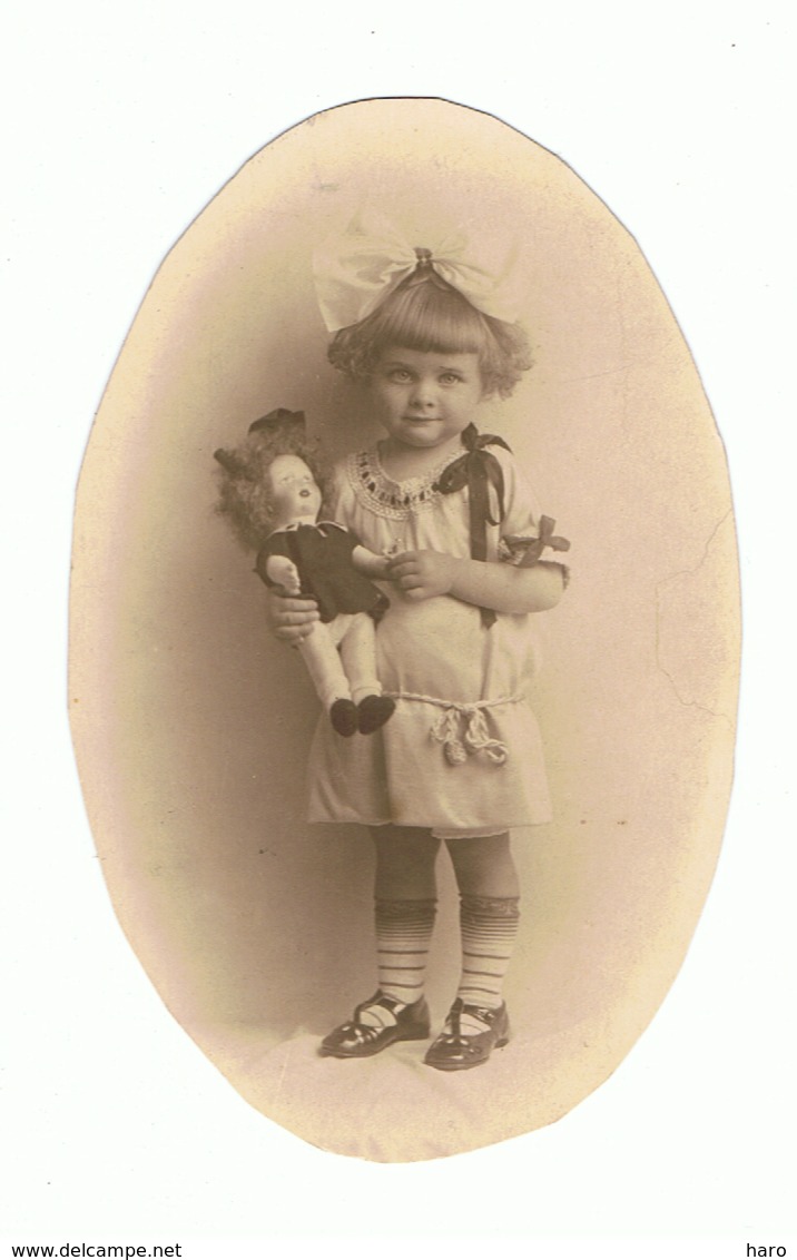 Photo Carte Recoupée En Forme De Médaillon - Fillette Et Sa Poupée, Doll, Jouet,... (sf27) - Juegos Y Juguetes