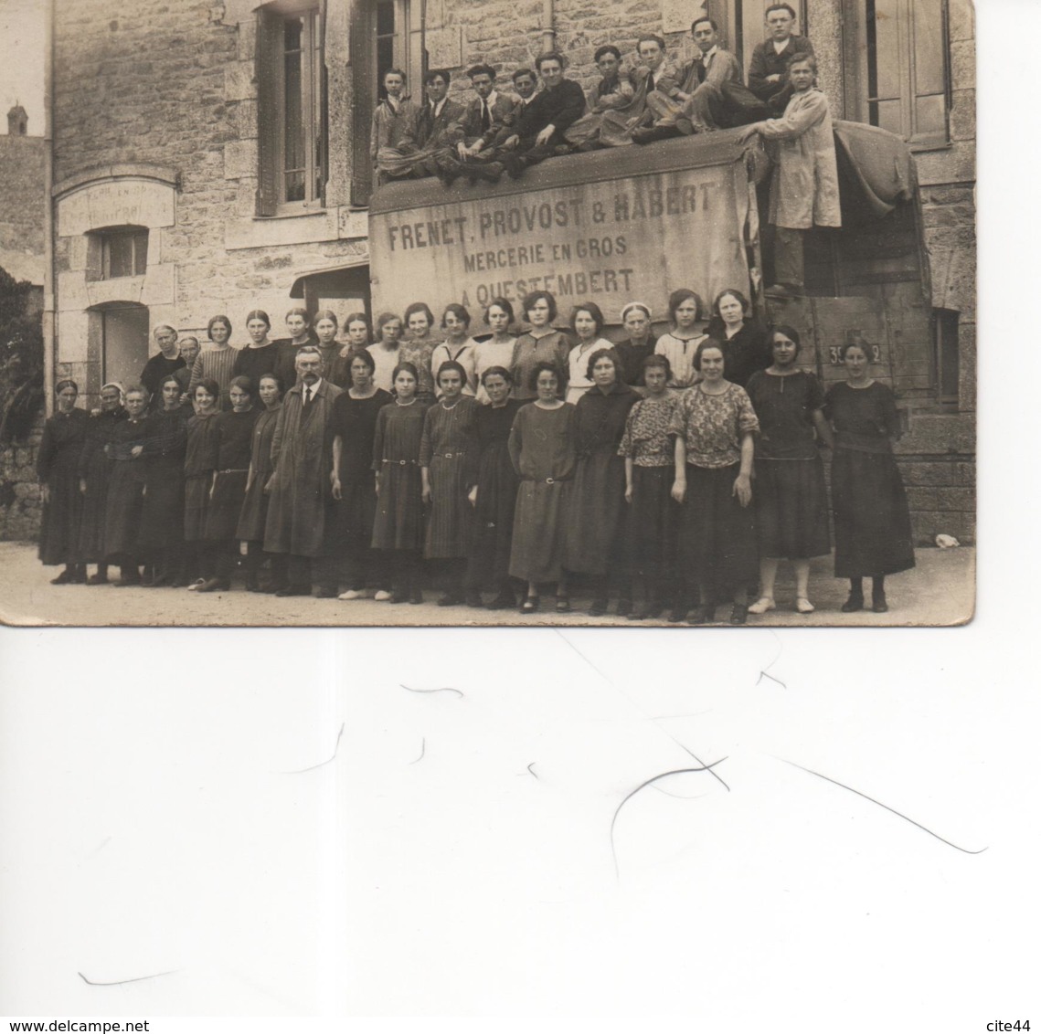 Questembert;Carte Photo ; Tout Le Personnel Devant La Mercerie Frénet-Provost Et Habert (carte Rare); Réf183 - Questembert