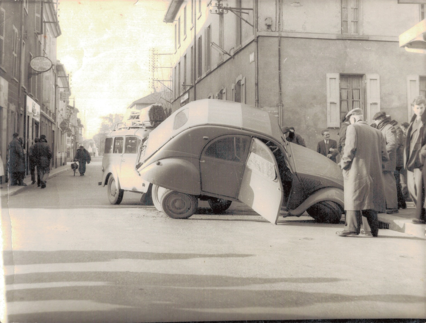 J38 - Photo Originale - Accident De La Circulation 2CV Citroën Contre Juva 4 Renault à Saint-Marcellin - Isère - Automobile