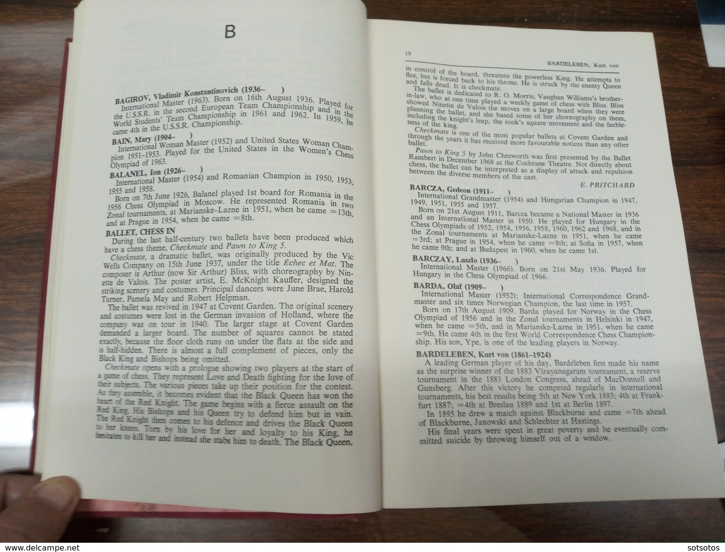 Anne Sunnuks, The Encyclopaedia of Chess - 587 pages - St Martin Press, N.Y. 1970 (23x15,5 cm) - traces of old humidity