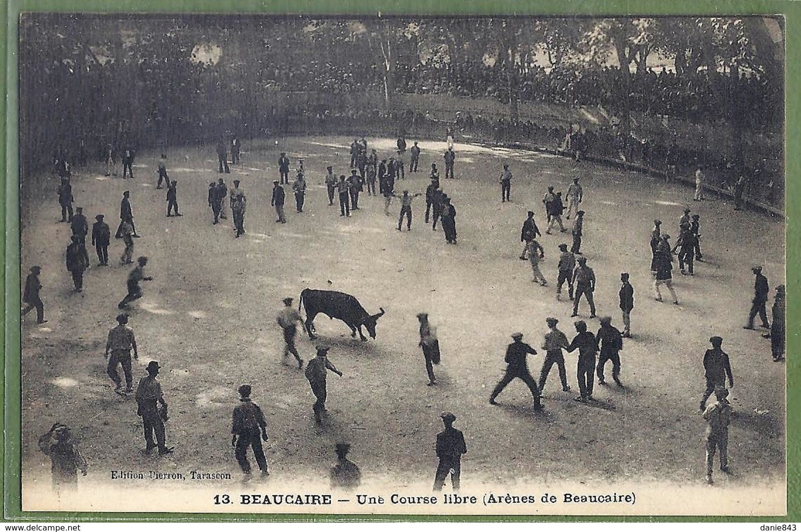 CPA Peu Courante - GARD - BEAUCAIRE - UNE COURSE LIBRE DANS LES ARENES - Belle Animation - édition Pierron / 13 - Beaucaire