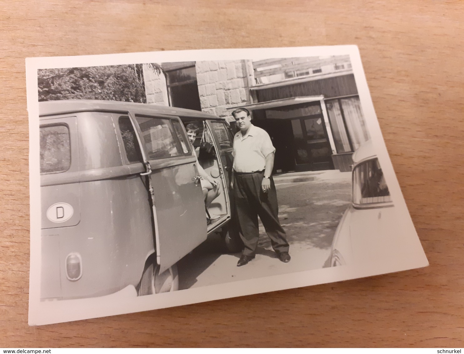 DEUTSCHES PAAR DAZUMAL - LETZTES FOTO VOR DER ABFAHRT - BUS-OLDTIMER - MUTTI WARTET IM WAGEN - Automobile