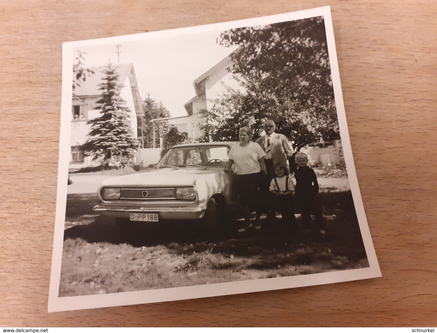 DEUTSCHE FAMILIE DAZUMAL - OMA UND OPA MIT ENKELN IM SCHATTEN NEBEN OLDTIMER-SCHLITTEN - D-PP - Automobile