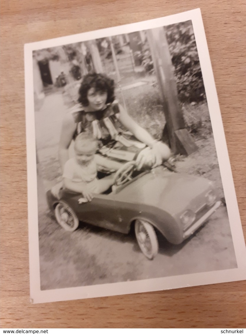 DEUTSCHE FRAU DAZUMAL - JUNGE MUTTI SPIELT MIT KLEINEM JUNGEN BEIFAHRERIN - SPIELZEUG-AUTO - 1964 - Automobile