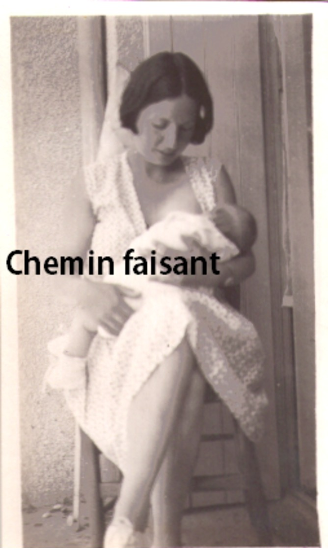 Photo Originale D'une Femme Allaitant Un Enfant,  Légendée SION Juillet 1931 Anne - Places