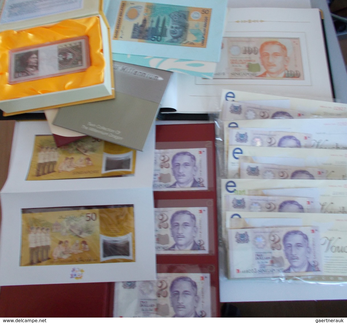 Singapore / Singapur: LATE ARRIVAL: Box Full With Different Banknotes Mostly In Gift-boxes And From - Singapour