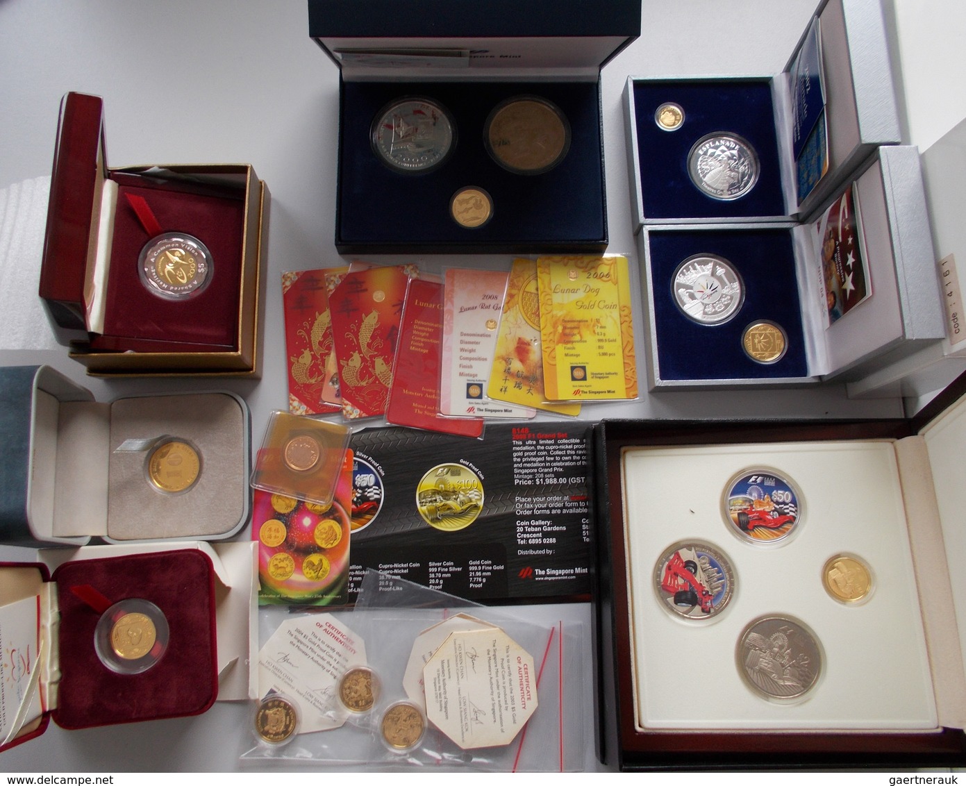 Singapur - Anlagegold: LATE ARRIVAL: Ein Karton Mit Goldmünzen Und Goldmedaillen Aus Singapur. Dabei - Singapour