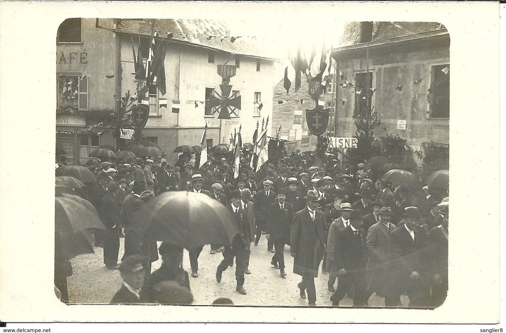 -  ARDENNES -  CHATEAU-PORCIEN  -  Inauguration Du Monument Aux Morts - Le Défilé - Chateau Porcien