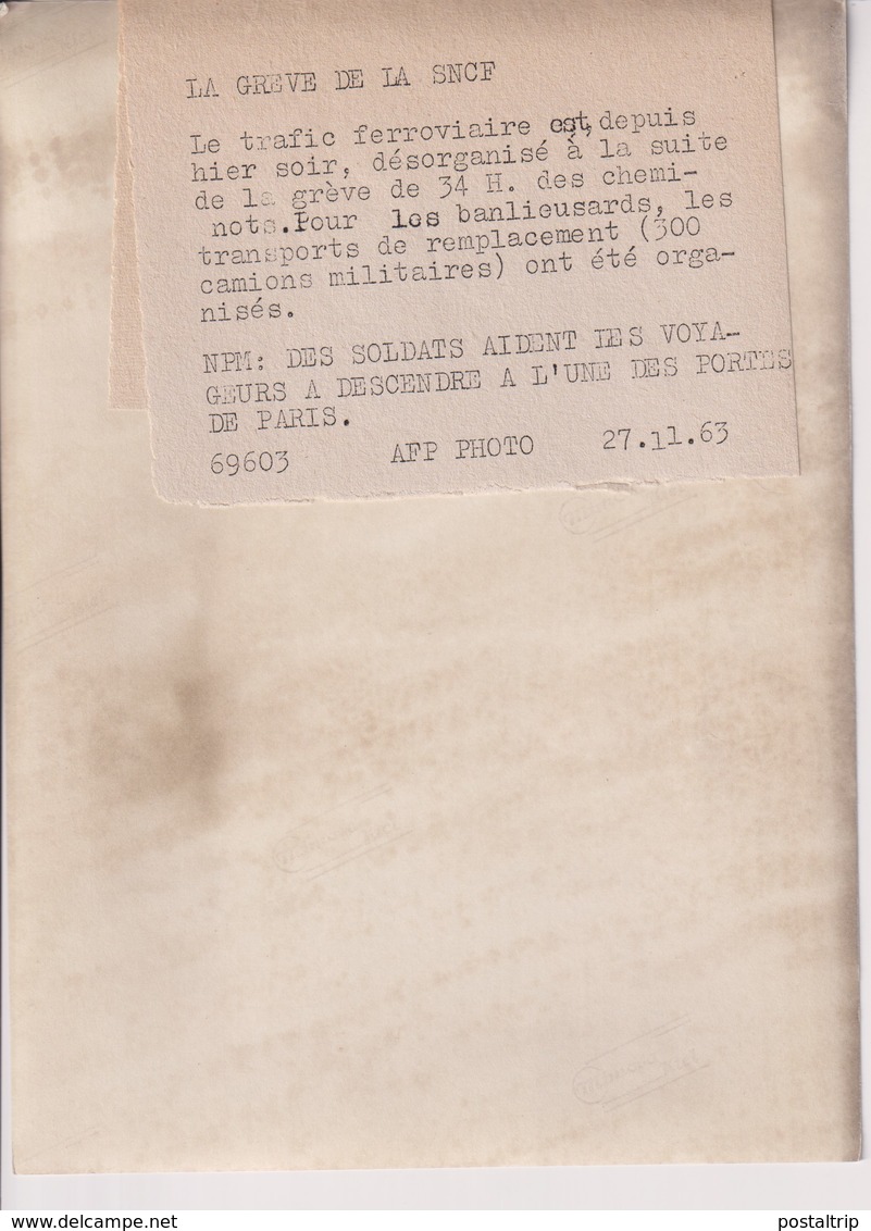 LA GREVE DE LA SNCF TRAFIC FERROVIAIRE GRÈVE DE 34 HEURE DES CHEMINOTS  LES BANLIEUSARDS CAMIONS MILITAIRES   18*13CM - Trenes