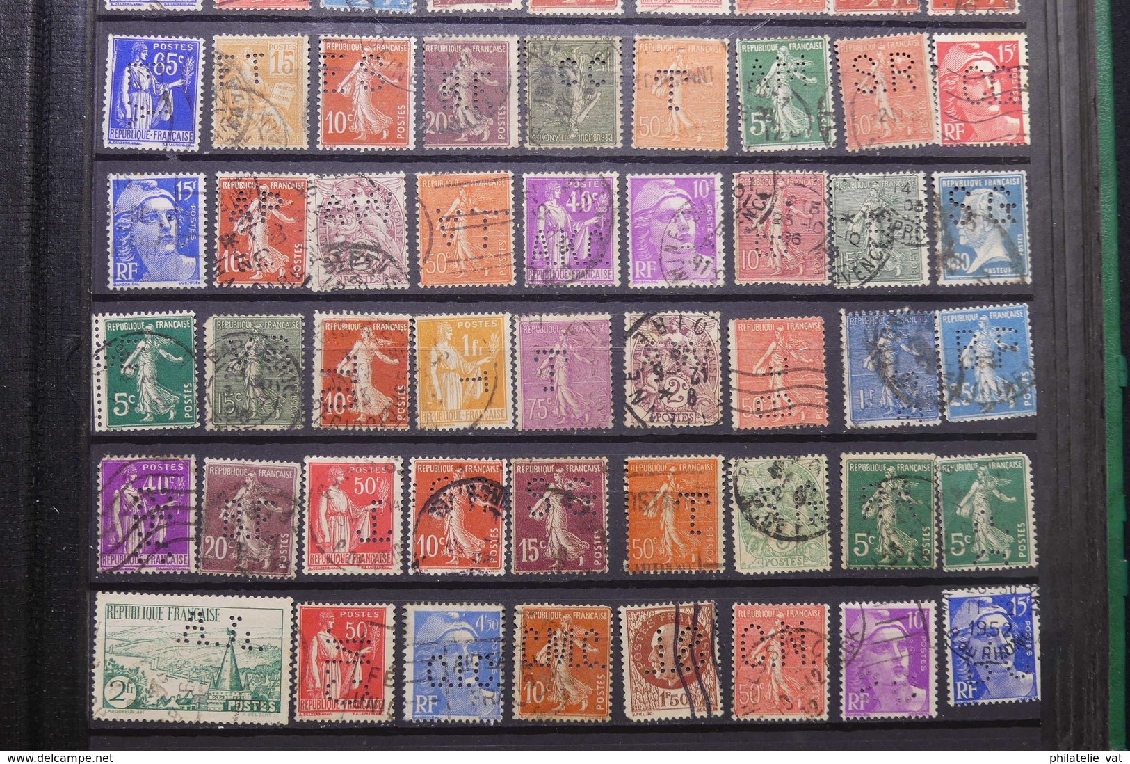 FRANCE - Album de timbres perforés - Plus de 1.000 pièces - A étudier - Nature - P 22662