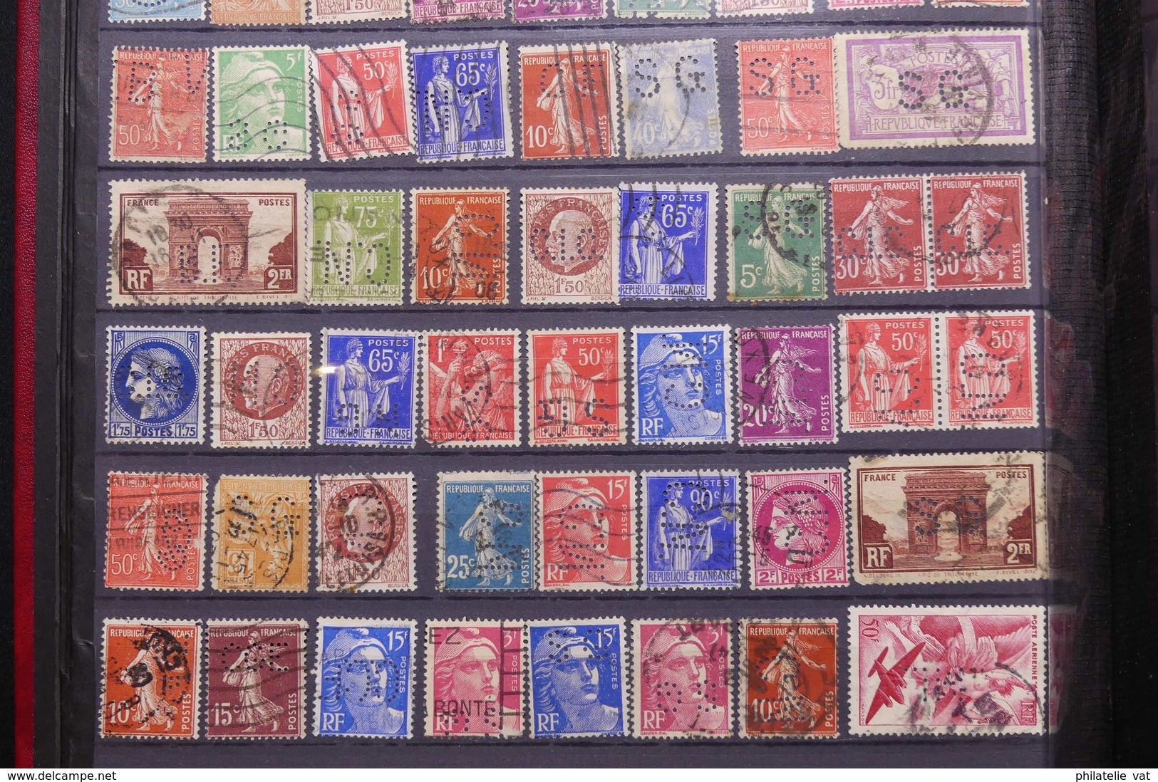 FRANCE - Album de timbres perforés - Plus de 600 pièces - A étudier - Nature - P 22663