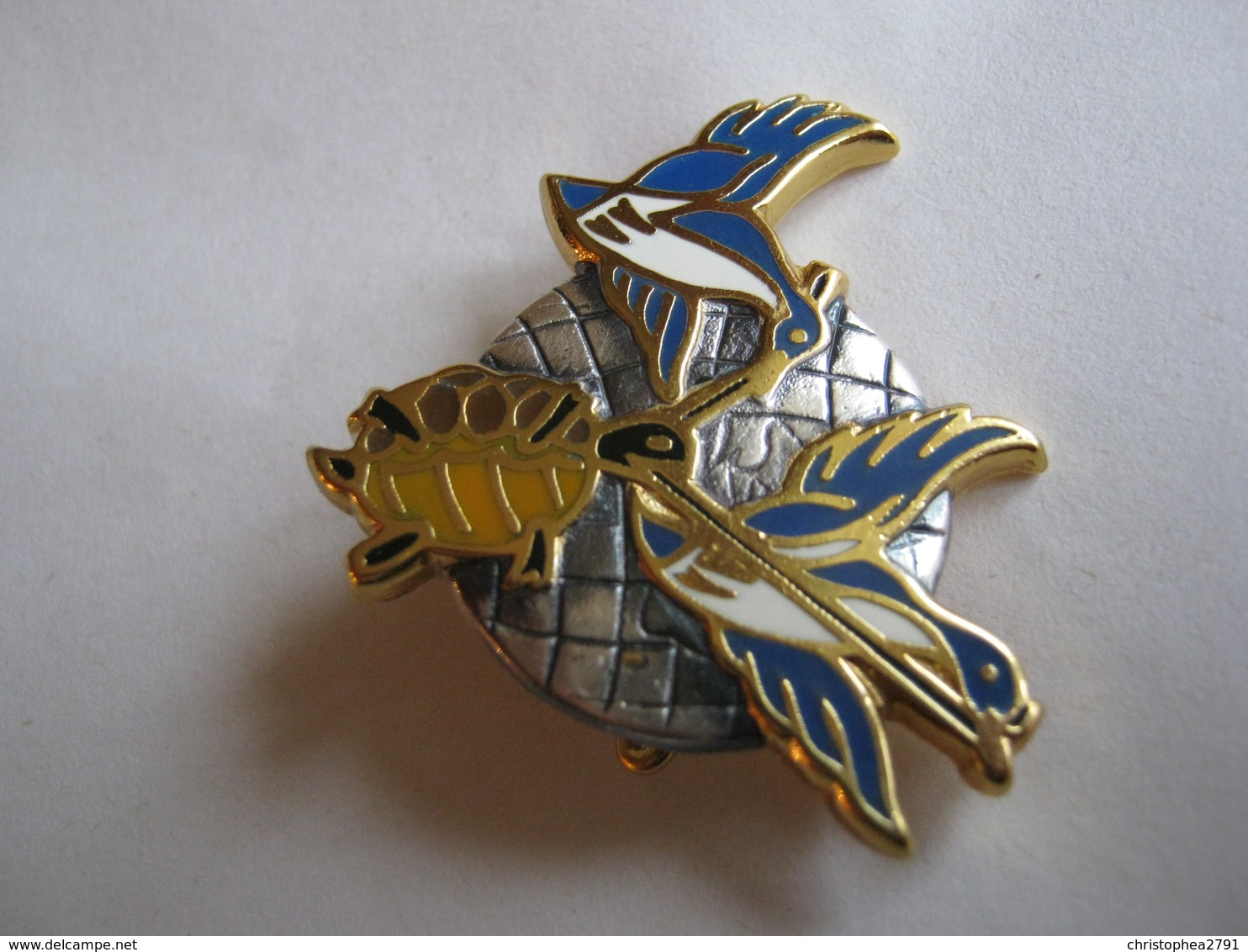 ANCIEN INSIGNE ARMEE DE L'AIR COTAM NON MARQUE (TORTUE COULEUR MARRON ET JAUNE) ETAT EXCELLENT - Armée De L'air