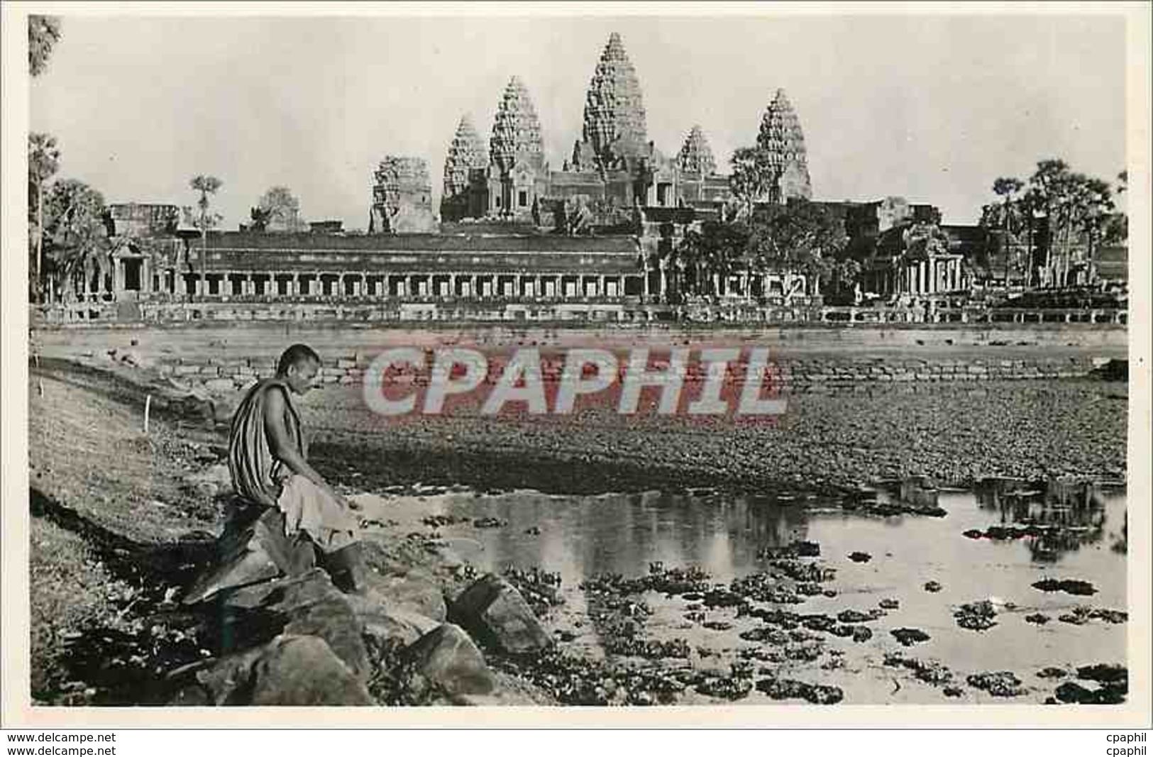 CPM Indochine Cambodge Bonze En Meditation Devant Angkor Vat - Cambodia