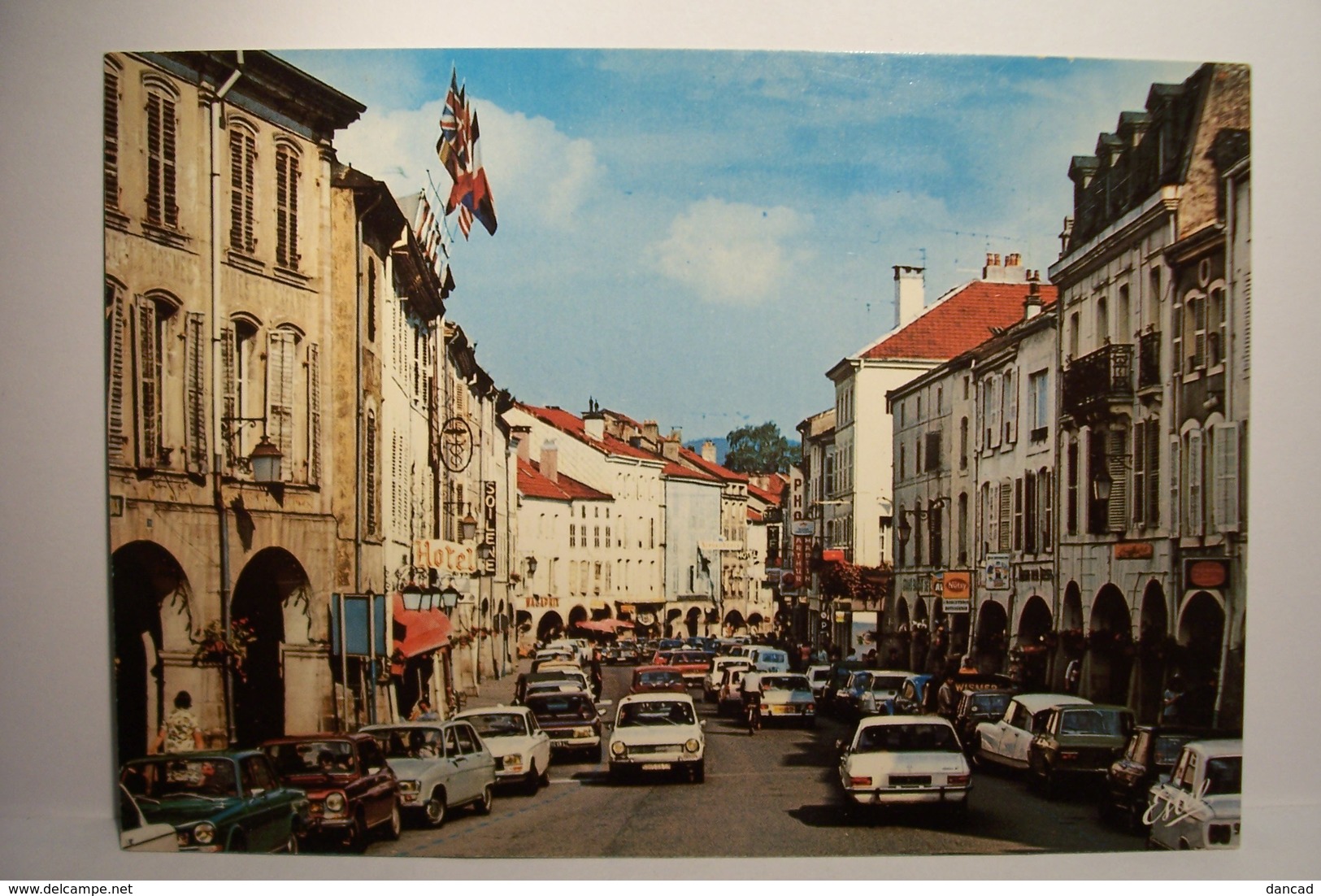 REMIREMONT   -  La Rue Du Général De Gaulle - AUTOMOBILES     - ( Pas De Reflet Sur L'original ) - Remiremont