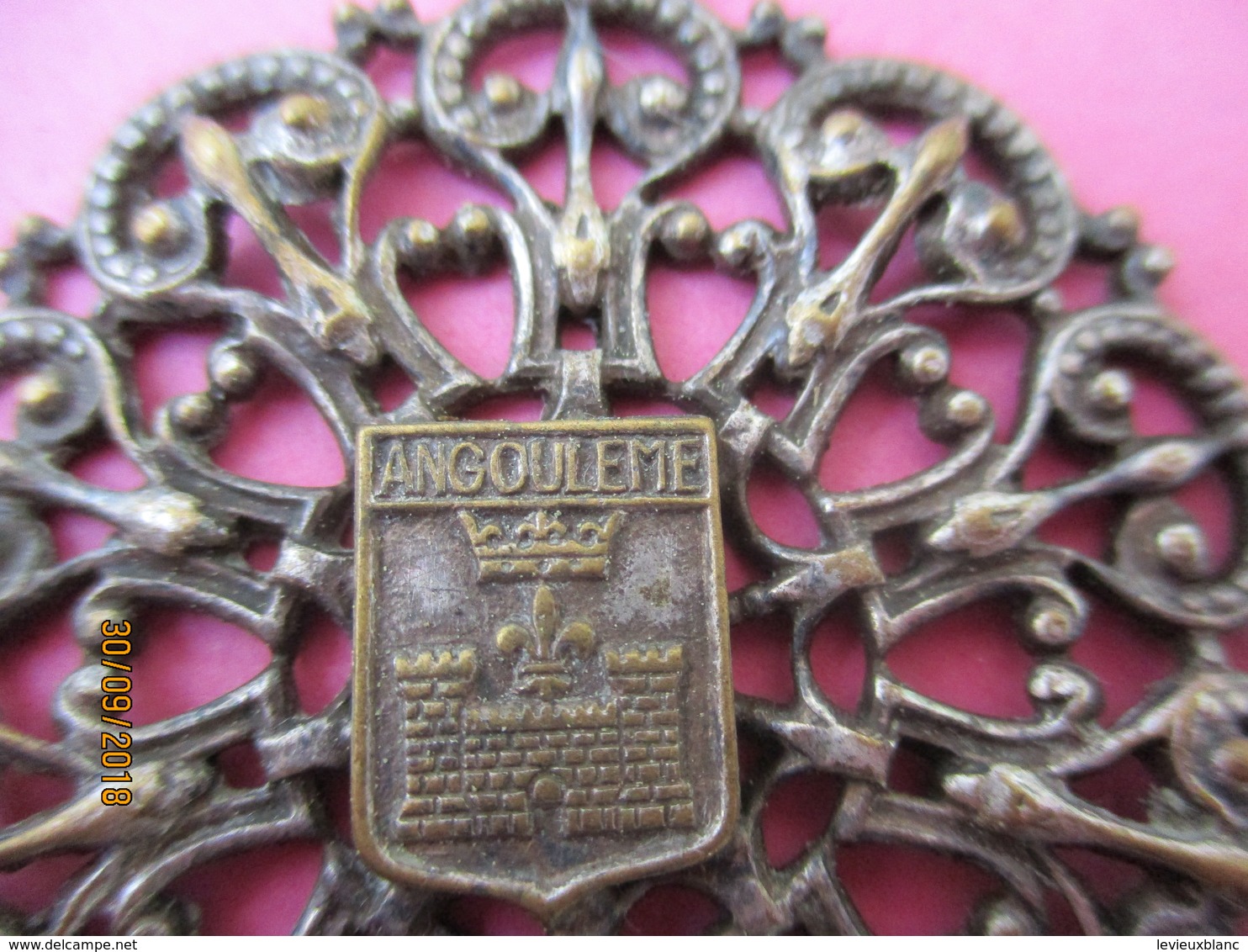 Médaillon Ancien /Métal Argenté Coulé/ANGOULEME/ Charente/Armoiries/ Vers 1930 - 1950      MED300 - Pendentifs