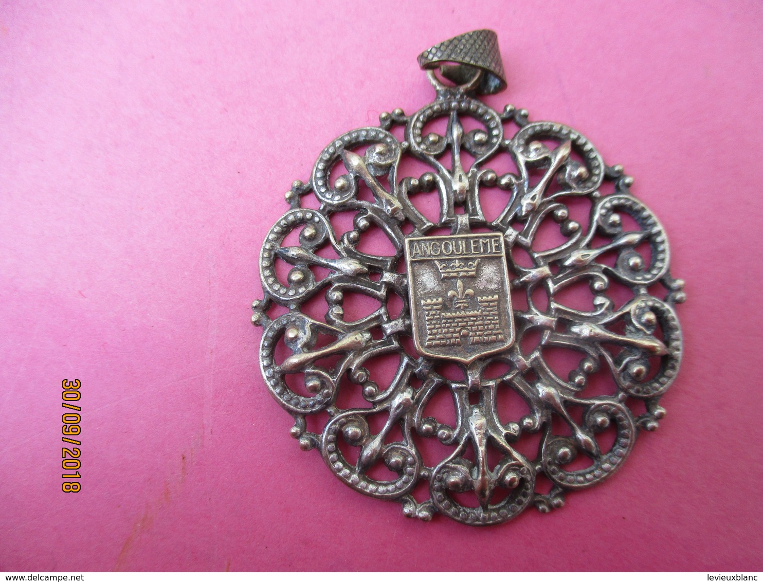 Médaillon Ancien /Métal Argenté Coulé/ANGOULEME/ Charente/Armoiries/ Vers 1930 - 1950      MED300 - Pendentifs