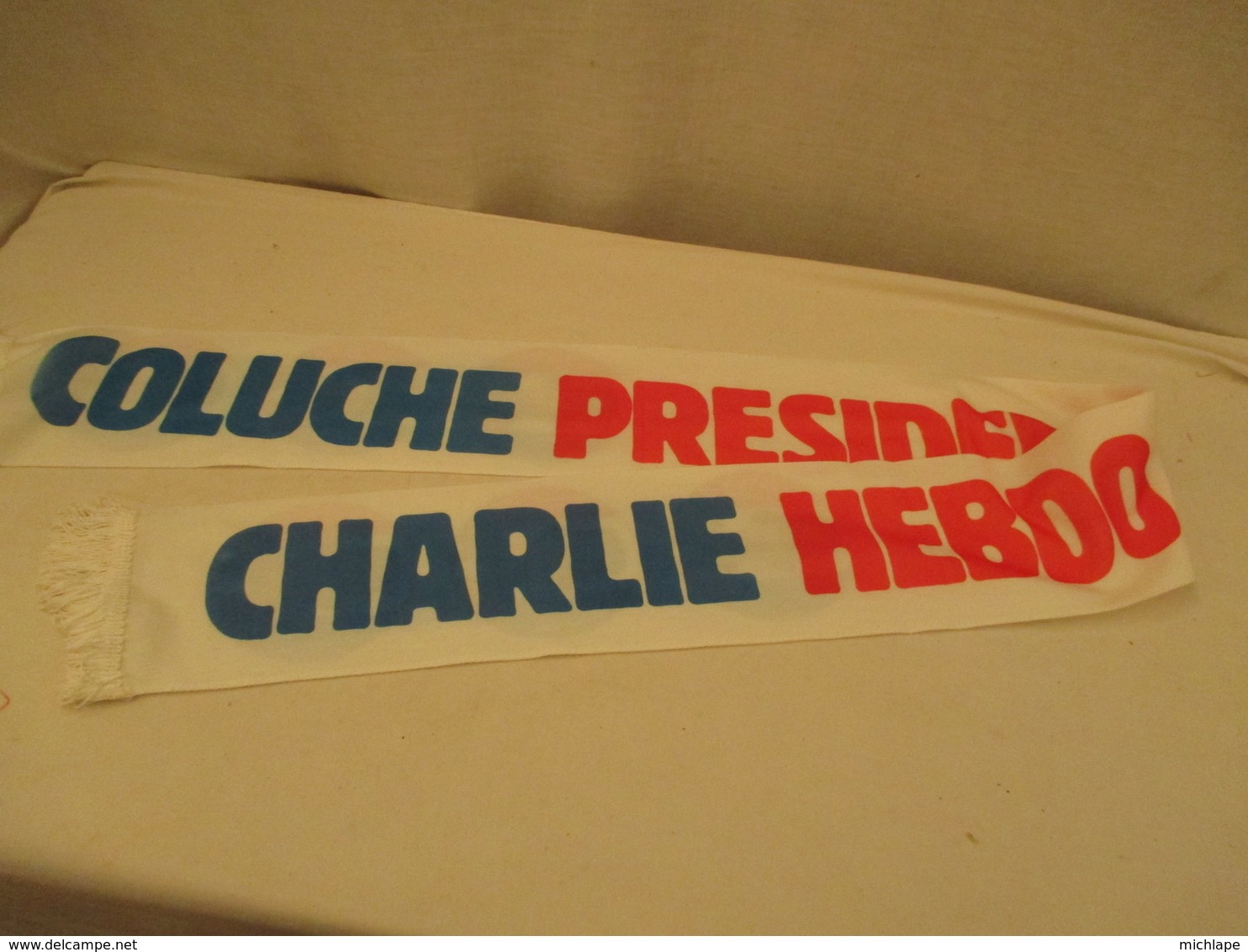 écharpe - Coluche  President - Charlie  Ebdo  - Tissus  Soyeux  132 Cm  Sur 12 - Etat Neuf - Art Populaire