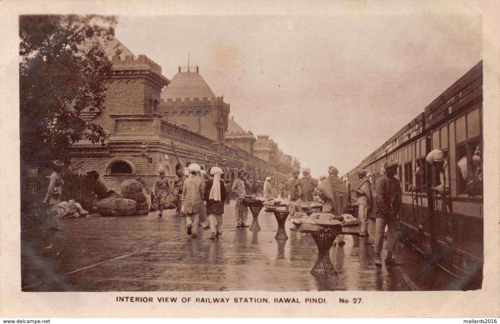 RAWALPINDI PAKISTAN - INTERIOR OF RAILWAY STATION ~ A VINTAGE REAL PHOTO CARD #21104 - Pakistan