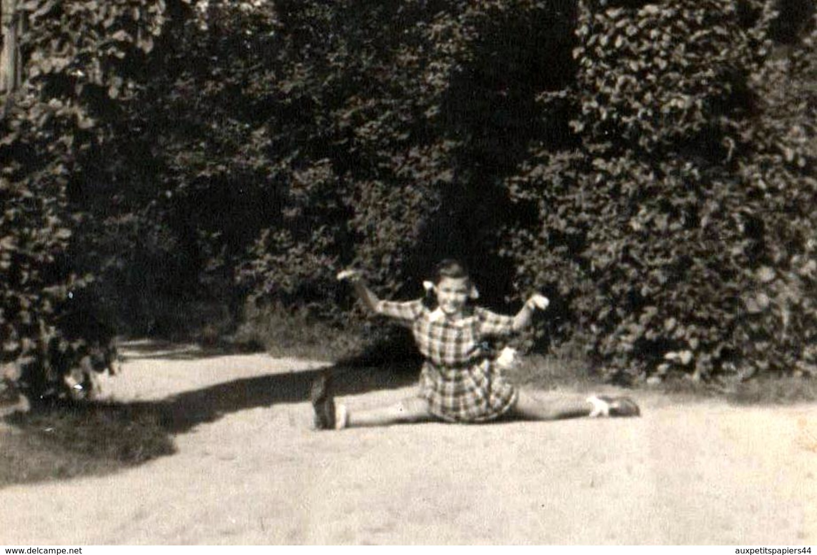 Carte Photo Originale Fillette Faisant Le Grand écart Au Jardin Vers 1940 - Sport