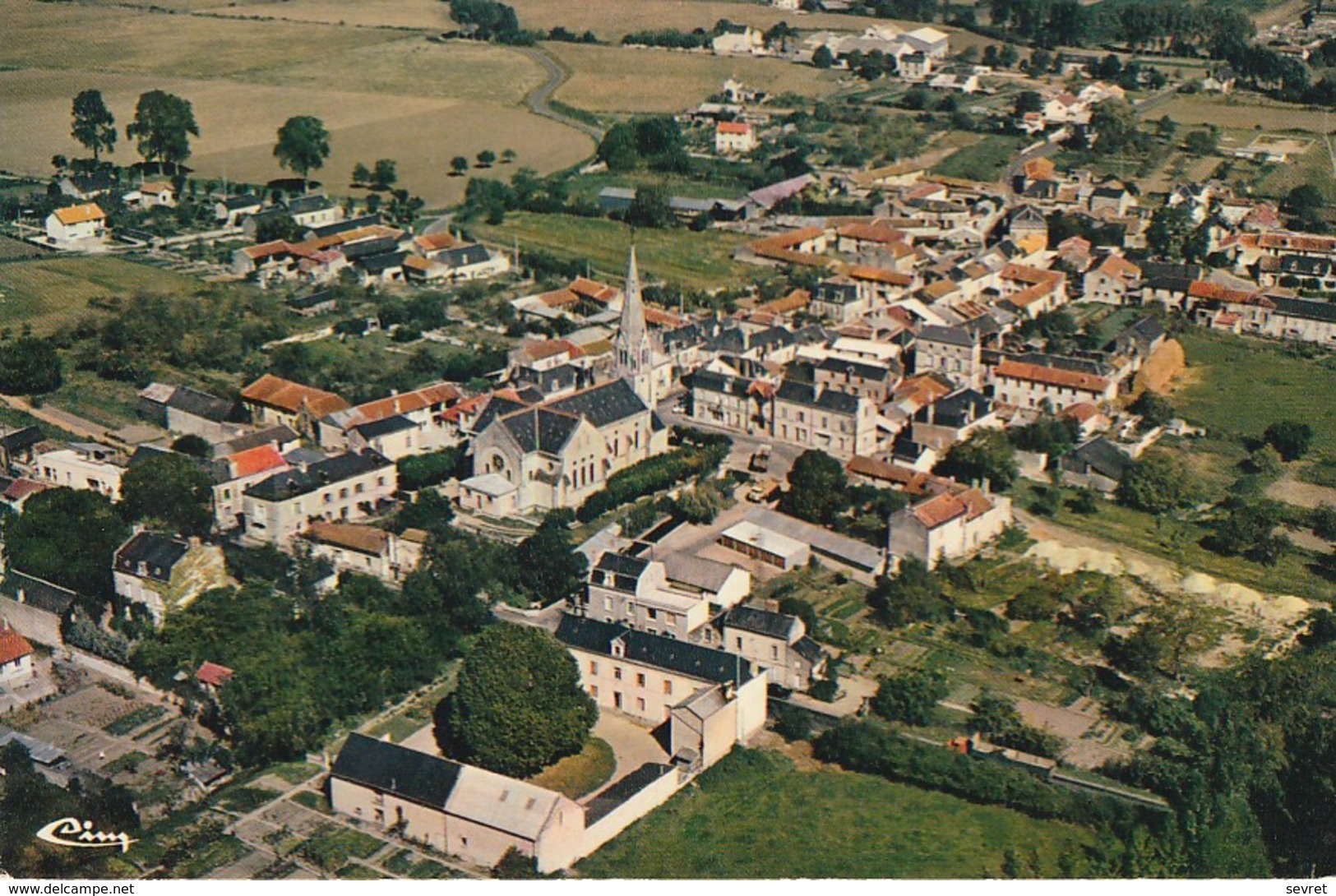 LES TROIS MOUTIERS. -  Vue Générale Aérienne Du Bourg - Les Trois Moutiers