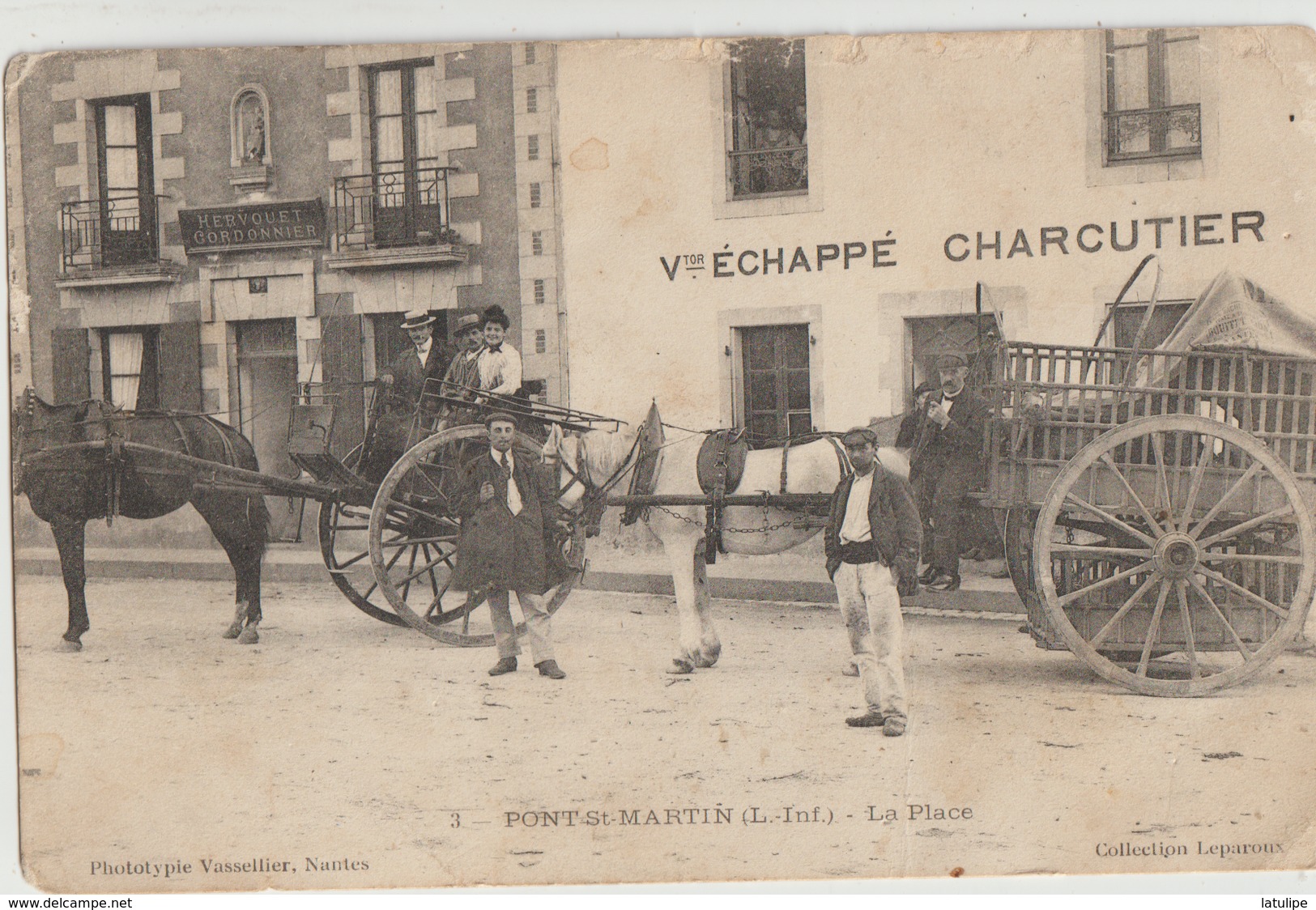 Pont-Saint-Martin  44   La Place Et La Rue Bien Animée-devant Charcutier-Victor Echappé 2 Attelages-Chevaux- - Andere & Zonder Classificatie