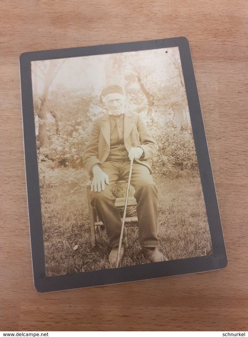 DEUTSCHER MANN DAZUMAL - GUSSENSTADT - GERSTETTEN - GREIS MIT ZIPFELMUETZE AUF STUHL IM GARTEN - NAME -1902 - Identifizierten Personen